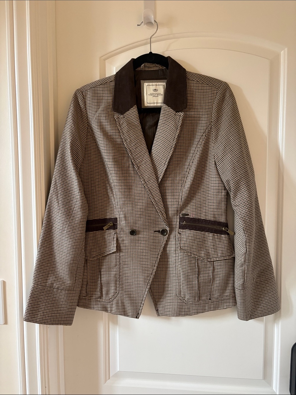 Tailored Houndstooth Blazer with Contrast Collar